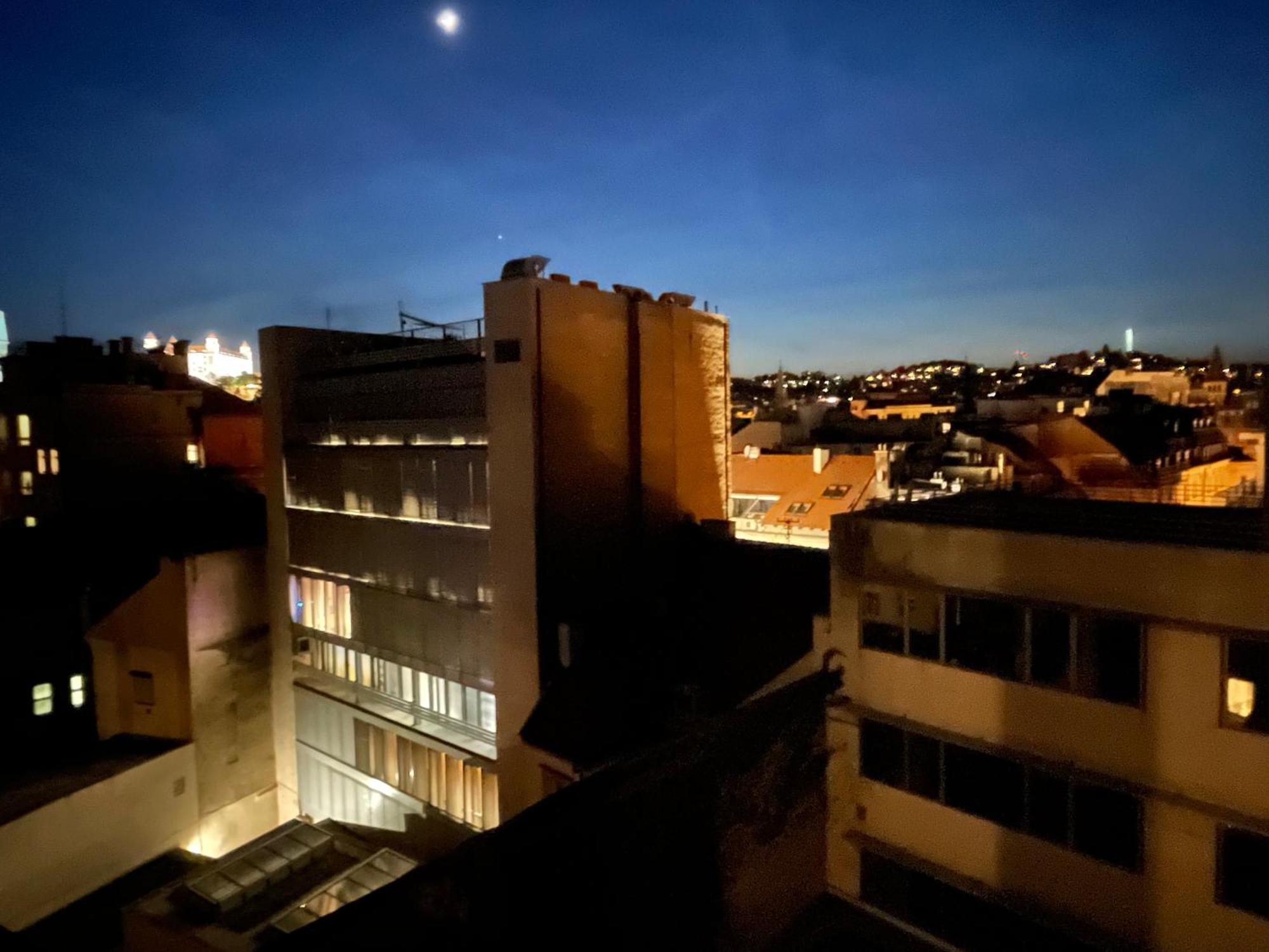 Old Town Apartment Black Bratislava Bagian luar foto