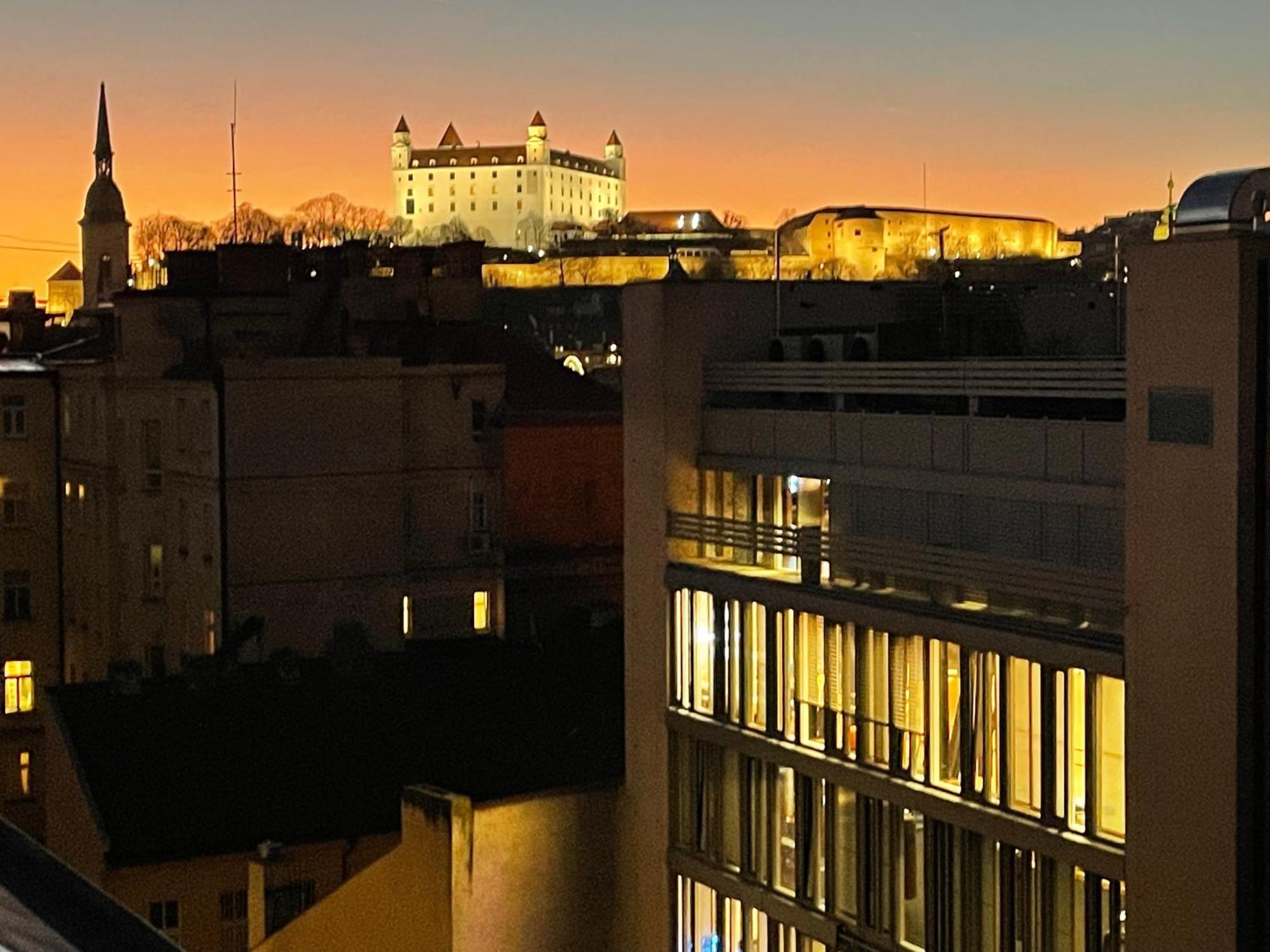 Old Town Apartment Black Bratislava Bagian luar foto